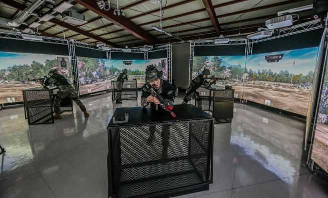 当士兵在虚拟的汉南大桥上举枪瞄准:韩国陆军用VR改写了战争训练的逻辑